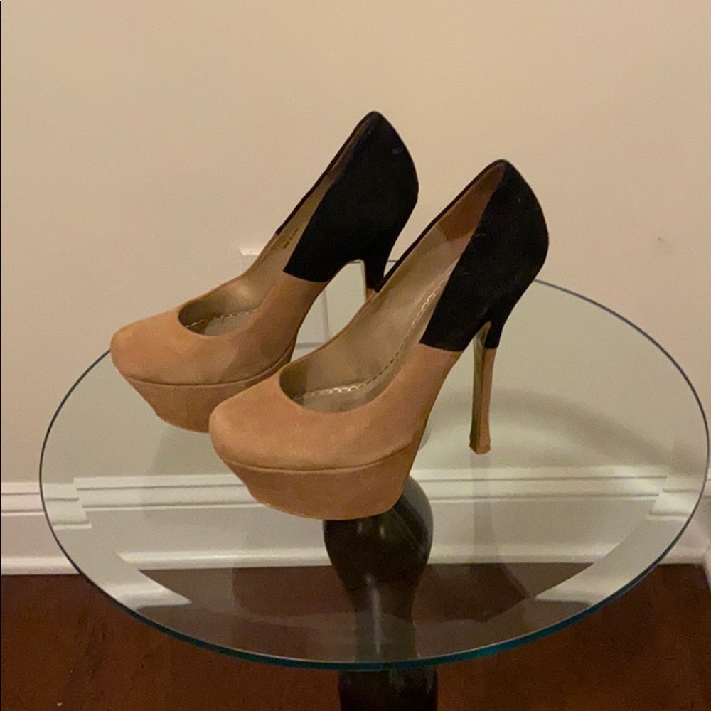 Bebe bulk/tan heels